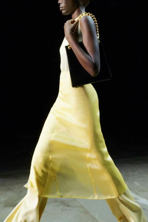 Какие мероприятия подходят для ношения платья с брюками в 2025 году. Какие платья носят с брюками