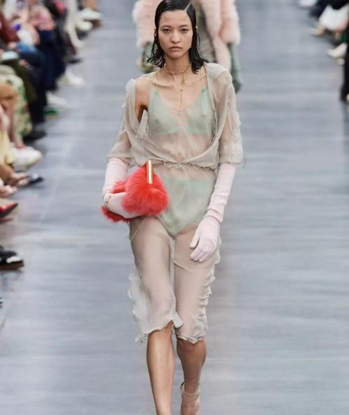 Как выбрать подходящие джинсы для прозрачного платья. Как носить прозрачное платье этим летом: модные образы