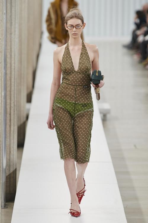 Как выбрать подходящие джинсы для прозрачного платья. Как носить прозрачное платье этим летом: модные образы