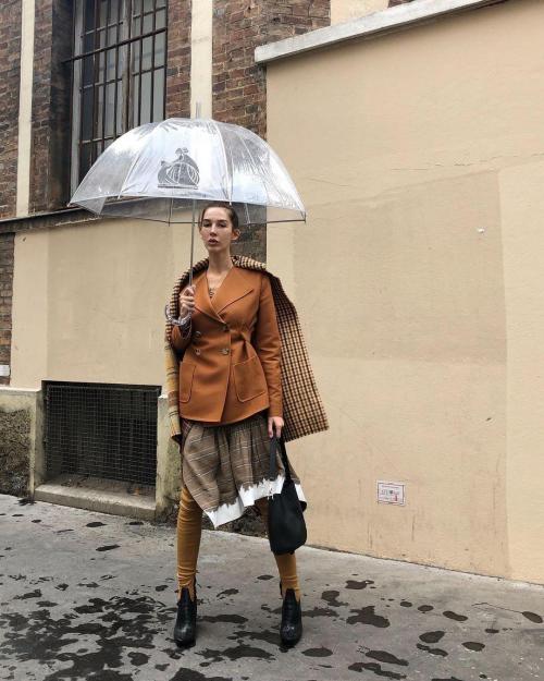 Как носить платье поверх брюк. Как подружить необычный дуэт сезона «платье + брюки» – советы стилиста