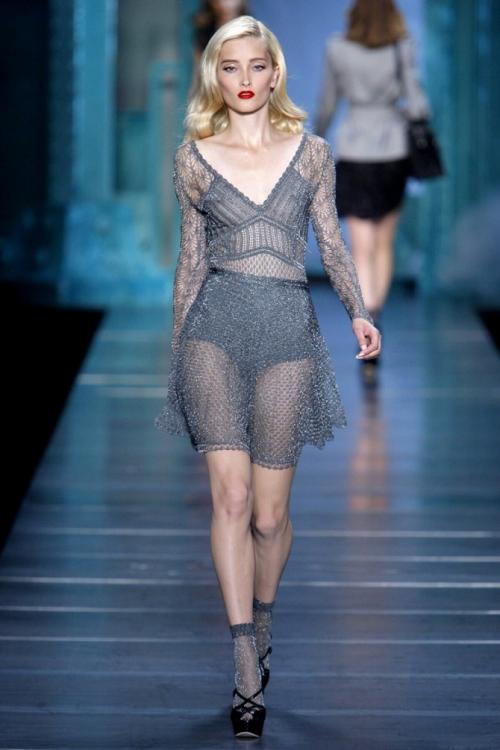 Как выбрать подходящие джинсы для прозрачного платья. Как носить прозрачное платье этим летом: модные образы