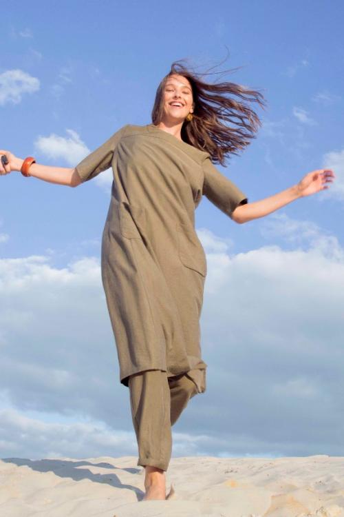 Стильно и уютно: как носить платье поверх брюк 13 Стильно и уютно: как носить платье поверх брюк 13