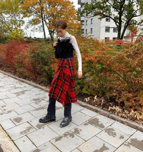 Как носить платье поверх брюк. Как подружить необычный дуэт сезона «платье + брюки» – советы стилиста