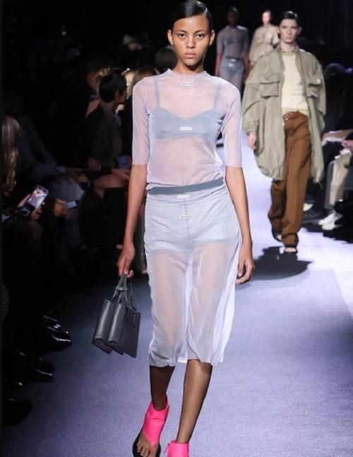 Как выбрать подходящие джинсы для прозрачного платья. Как носить прозрачное платье этим летом: модные образы