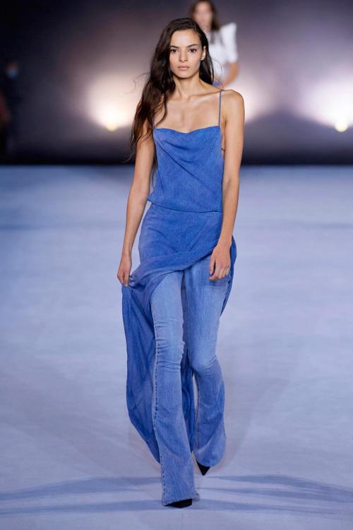 Какие мероприятия подходят для ношения платья с брюками в 2025 году. Какие платья носят с брюками