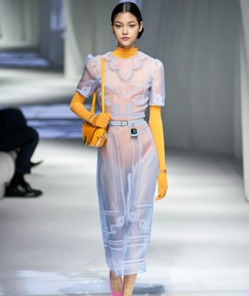 Как выбрать подходящие джинсы для прозрачного платья. Как носить прозрачное платье этим летом: модные образы