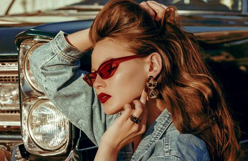 Какие аксессуары наиболее подходят для наряда из джинсов и платья. Правила денима: какие украшения носить с джинсовой одеждой