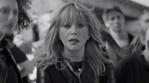 Алла Пугачева попала на камеру в неожиданный момент. Неожиданное проявление чувств: на съемках клипа Алла Пугачева искренне расплакалась прямо на камеру