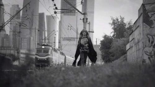 Алла Пугачева попала на камеру в неожиданный момент. Неожиданное проявление чувств: на съемках клипа Алла Пугачева искренне расплакалась прямо на камеру