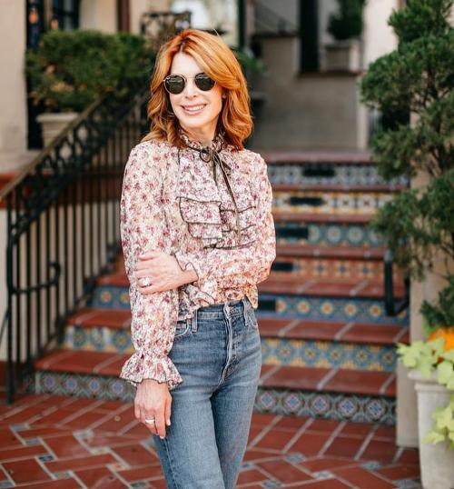 С чем носить джинсы женщинам посл.  Правильно выбираем модель