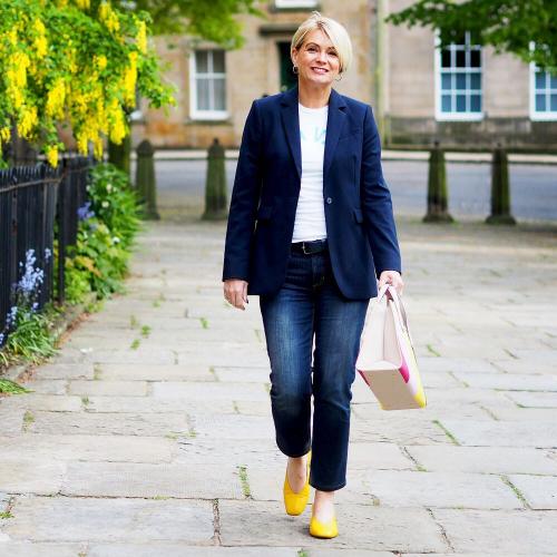 С чем носить джинсы женщинам посл.  Правильно выбираем модель