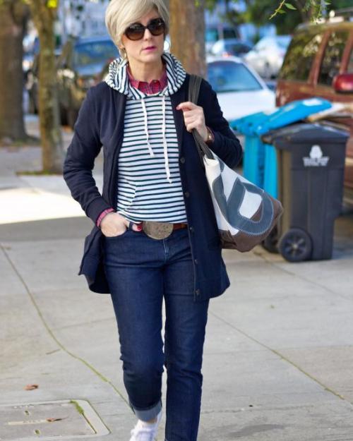 3 модели джинсов для женщин 40-50 лет, которые скрывают изъяны фигуры и молодят