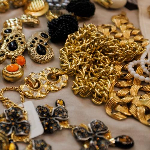 Макияж в главном цвете 2025 года Mocha Mousse. Цвет года 2025 — шоколадный Mocha Mousse