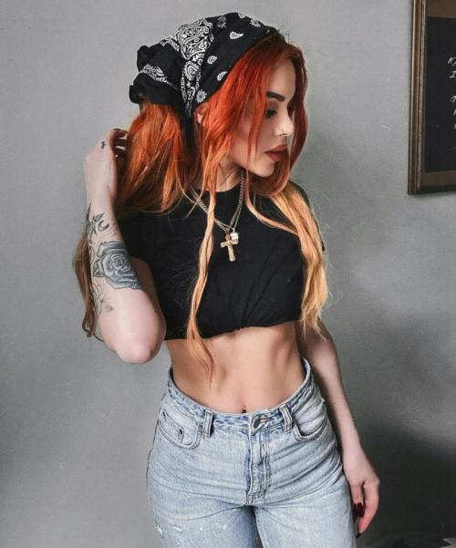 Какие стилистические приемы помогут создать элегантный образ с джинсами с дырами. С чем носить рваные джинсы: хит-парад лучших вариантов