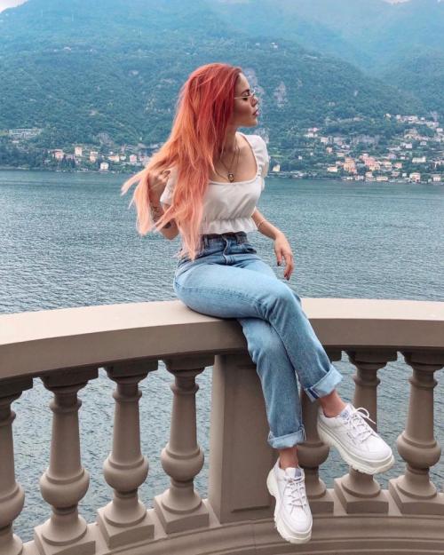 Какие стилистические приемы помогут создать элегантный образ с джинсами с дырами. С чем носить рваные джинсы: хит-парад лучших вариантов