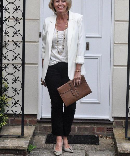 Джинсы для пожилых женщин. Эвелина Хромченко объяснила взрослым женщинам, как носить джинсы после 50 лет и не выглядеть дешево