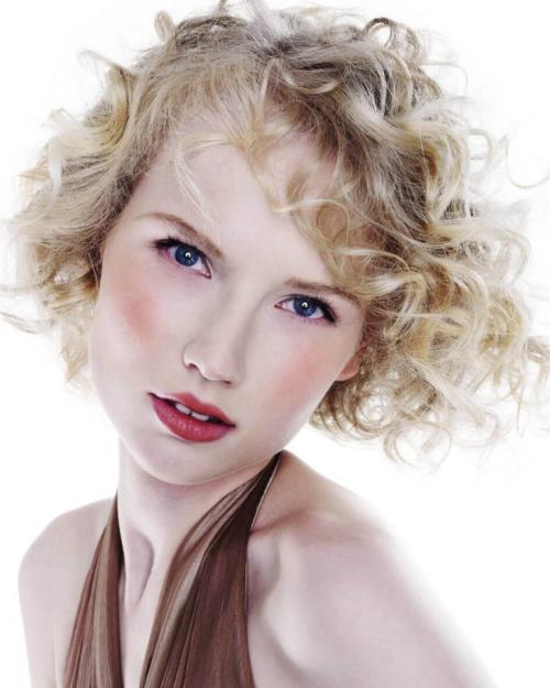 Какие фото-примеры стрижек для кудрявых волос можно найти в интернете для вдохновения. Стрижки для тонких и вьющихся волос