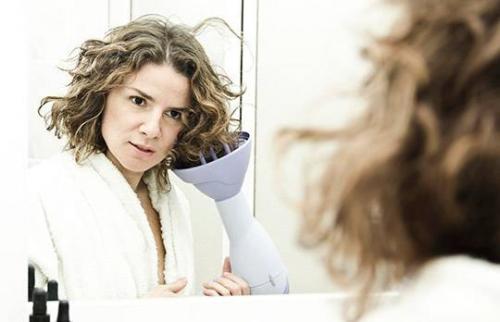 Какие средства для стайлинга помогут избежать бунта на голове. Идеальный стайлинг кудрявых волос: лайфхаки и советы