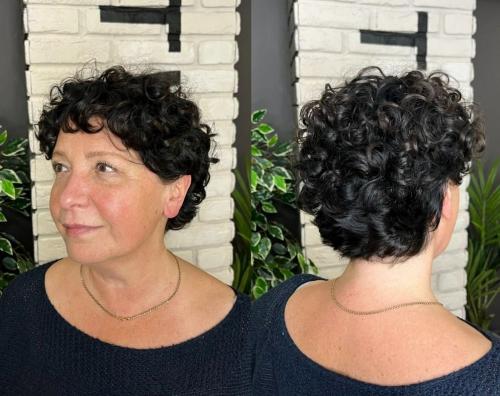 Какие факторы следует учитывать при выборе стрижки для кудрявых волос. Как выбрать правильную стрижку для кудрявых волос