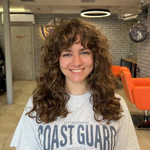 Какие факторы следует учитывать при выборе стрижки для кудрявых волос. Как выбрать правильную стрижку для кудрявых волос