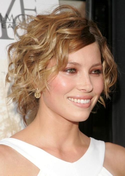 Какие фото-примеры стрижек для кудрявых волос можно найти в интернете для вдохновения. Стрижки для тонких и вьющихся волос