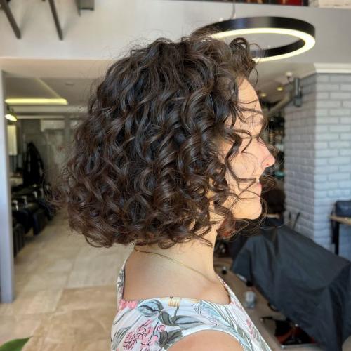 Какие факторы следует учитывать при выборе стрижки для кудрявых волос. Как выбрать правильную стрижку для кудрявых волос