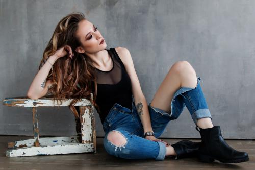 Джинсы после 40 лет. 5 удачных фасонов джинсов для женщин 40+ и с чем их носить этой весной