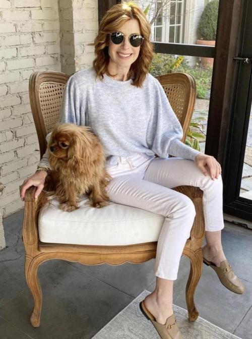 Что надеть с белыми джинсами женщине з.  Выбирайте модель прямого кроя: как носить белые джинсы и брюки женщинам за 40 05