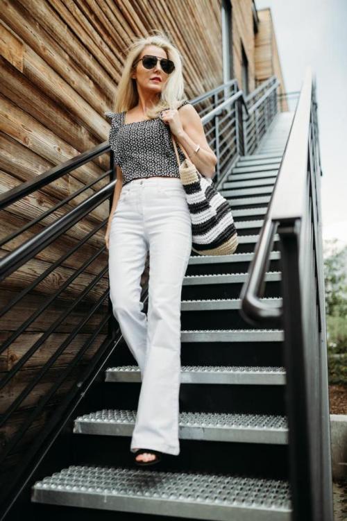 Что надеть с белыми джинсами женщине з.  Выбирайте модель прямого кроя: как носить белые джинсы и брюки женщинам за 40 04