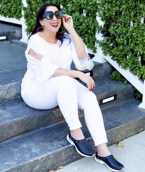 Что надеть с белыми джинсами женщине з.  Выбирайте модель прямого кроя: как носить белые джинсы и брюки женщинам за 40 07