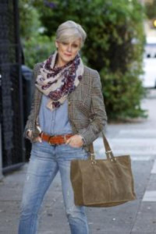 Рваные джинсы для женщин з.  С чем сочетать