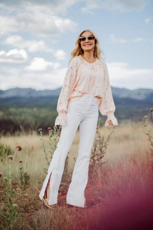 Что надеть с белыми джинсами женщине з.  Выбирайте модель прямого кроя: как носить белые джинсы и брюки женщинам за 40 06