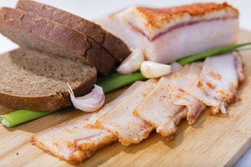 Чем полезно сало свиное. Сало: полезно или вредно?