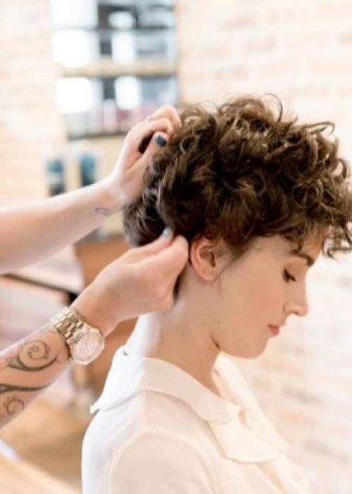 Стрижки на волнистые волосы средней длины 2019. Особенности волнистых прядей 19