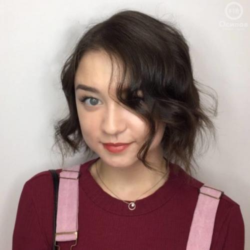 Стрижки на вьющиеся волосы и круглое лицо 2020. Актуальные короткие стрижки для круглого лица – фото