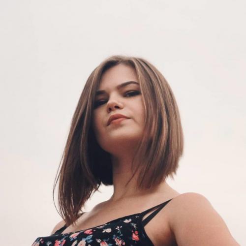 Стрижки на вьющиеся волосы и круглое лицо 2020. Актуальные короткие стрижки для круглого лица – фото