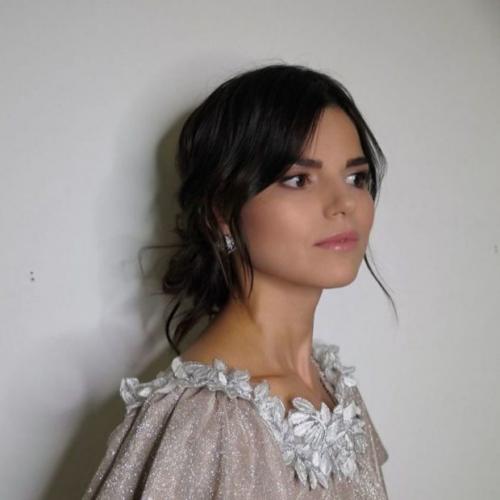 Стрижки на вьющиеся волосы и круглое лицо 2020. Актуальные короткие стрижки для круглого лица – фото