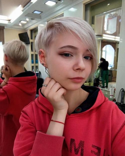 Стрижки на вьющиеся волосы и круглое лицо 2020. Актуальные короткие стрижки для круглого лица – фото