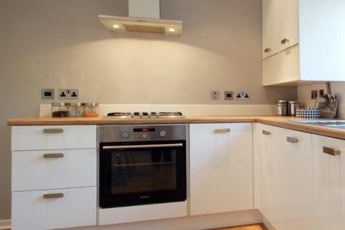 Какие советы по уходу за обоями под покраску