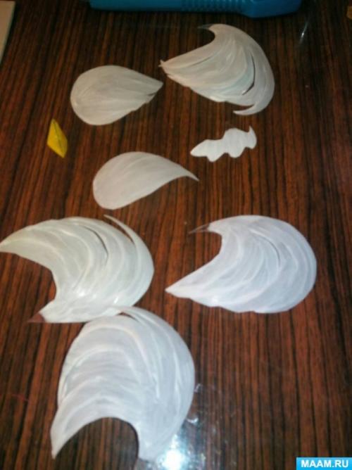 Какие способы нанесения краски можно использовать для украшения елочных игрушек