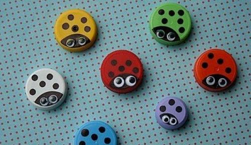 Какие материалы необходимы для изготовления Божьей коровки из пластиковых бутылок