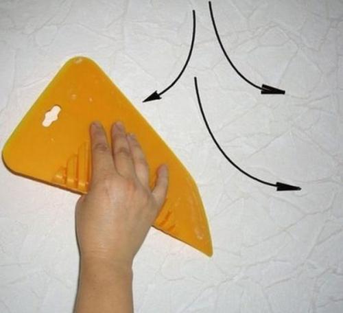 Как правильно приготовить поверхность клеенки перед клеиванием обоев