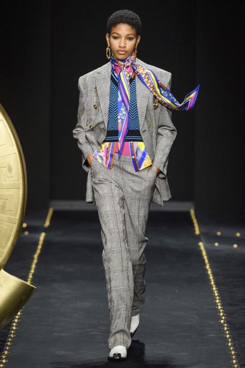 Какие цвета лучше всего сочетать с брюками в шотландскую клетку