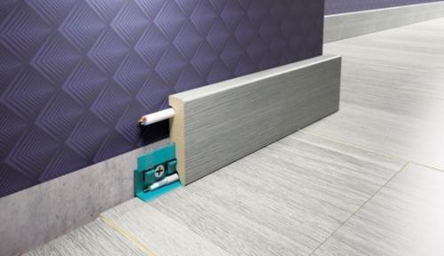 Как сделать проход для плинтуса под дверь